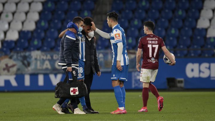 Miku se acerca a consolar a Derik tras su lesión en el partido ante el Pontevedra.