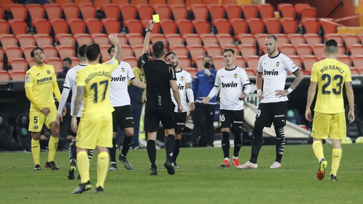 El Valencia estudia y descarta recurrir la amarilla de Gayà