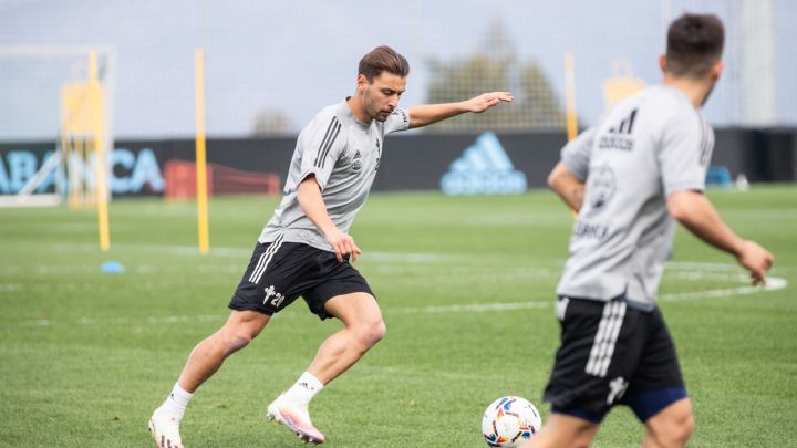 Kevin Vázquez golpea el balón durante un entrenamiento del Celta en la ciudad deportiva del equipo vigués.