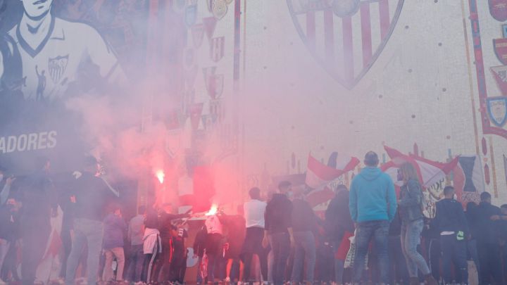 Bengalas, banderas y cánticos para animar el derbi sevillano