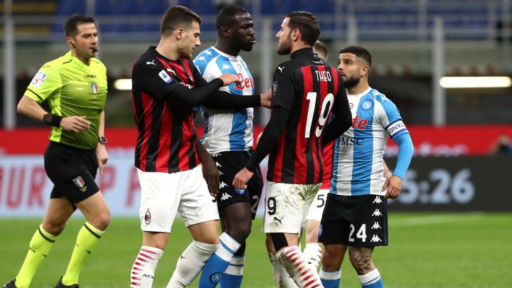 Theo Hernández y Koulibaly se encaran durante el Milan-Nápoles.