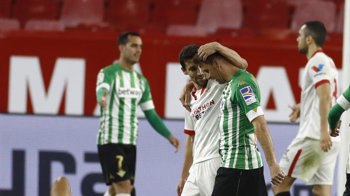 La foto de Jesús Navas y Joaquín Sánchez, capitanes del Sevilla y el Betis, al acabar el derbi ha sorprendido por el cariño de ambos jugadores entre sí.