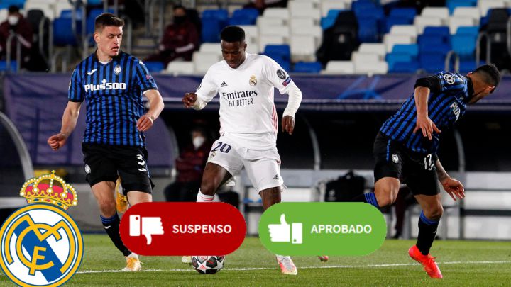Vinicius, jugador del Real Madrid, conduce en el balón en el partido de vuelta de octavos de final de la Champions contra el Atalanta.