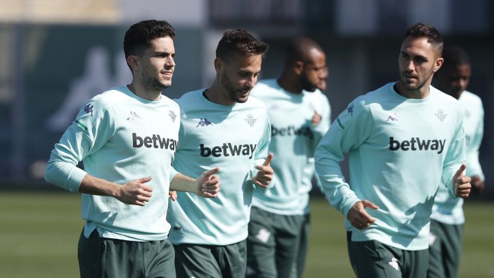 El defensa del Betis Marc Bartra espera una oportunidad de volver a la titularidad tras tres meses sin jugar. Mandi y Víctor Ruiz se encuentran apercibidos.