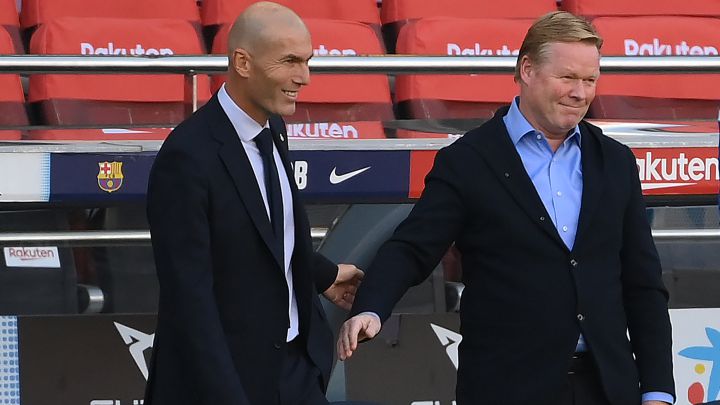 Zinedine Zidane y Ronald Koeman, entrenadores del Real Madrid y el Barcelona, se saludan en el Clásico de la primera vuelta en el Camp Nou.