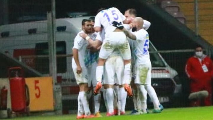 Los jugadores del Rizespor celebran un gol