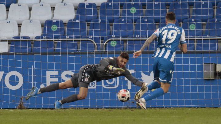Lucho García, realizando una parada ante el Guijuelo.