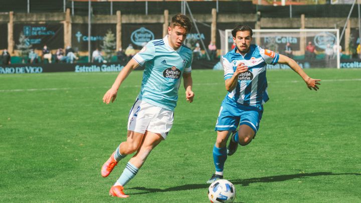Sergio Carreira conduce el balón contra el Deportivo en el derbi gallego entre el el filial del Celta y el conjunto coruñés disputado en Barreiro.