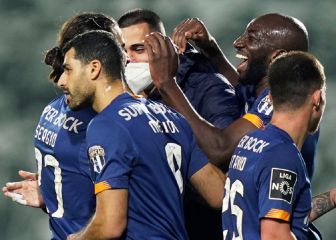 Dos goles en propia mantienen vivo al Oporto