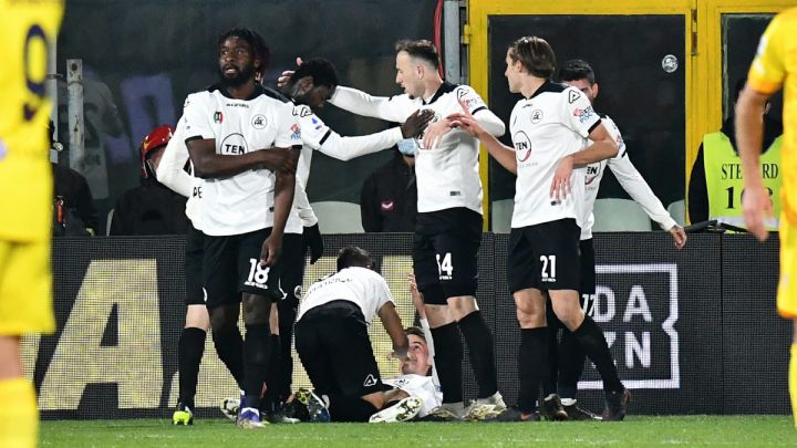 El Spezia complica al Cagliari de Godín y Simeone