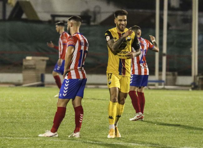 Víctor Pastrana, jugador del Extremadura UD, rival del Real Madrid Castilla en la segunda fase de Segunda División B, celebra un gol al Don Benito.