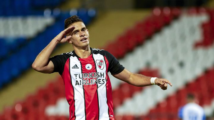 Rafael Santos Borré celebra el quinto gol de River Plate contra Godoy Cruz en el partido de la Copa de la Liga Profesional 2021 en el Estadio Malvinas Argentinas.