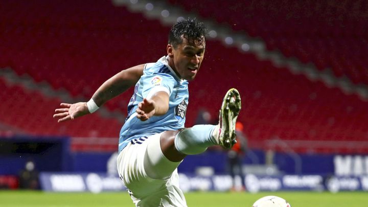 Renato Tapia estira la pierna derecha para intentar controlar el balón durante el partido entre el Atlético de Madrid y el Celta en el Wanda Metropolitano.