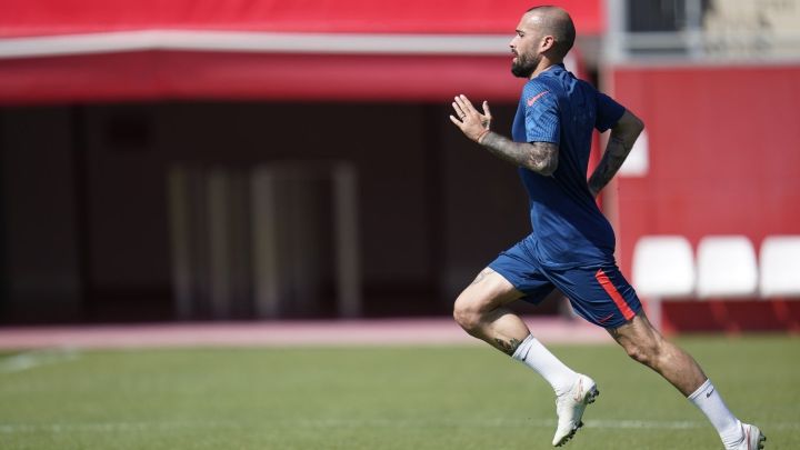 El lateral del Sevilla Aleix Vidal ya se entrena sobre el césped y toca balón. Debe convertirse en un gran refuerzo de primavera para Julen Lopetegui.
