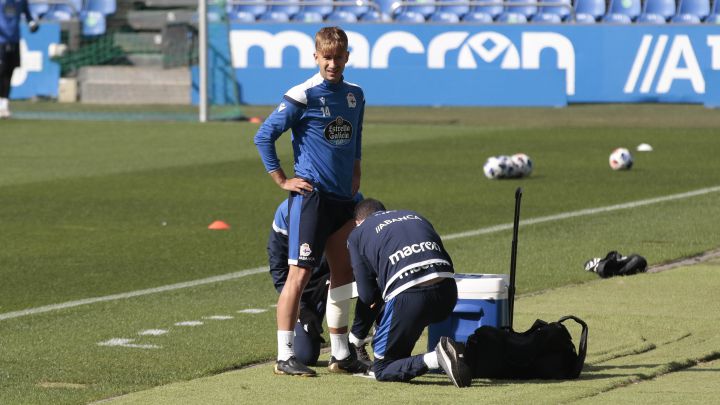Gandoy, atendido por los médicos en el entrenamiento del Deportivo.