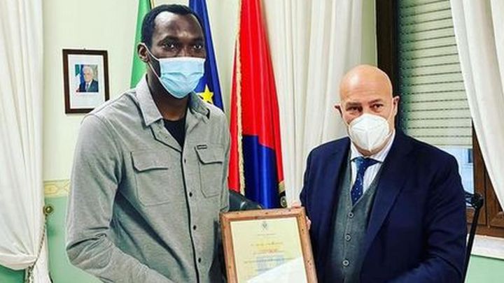 Simy recibe la ciudadanía honorífica para su hija