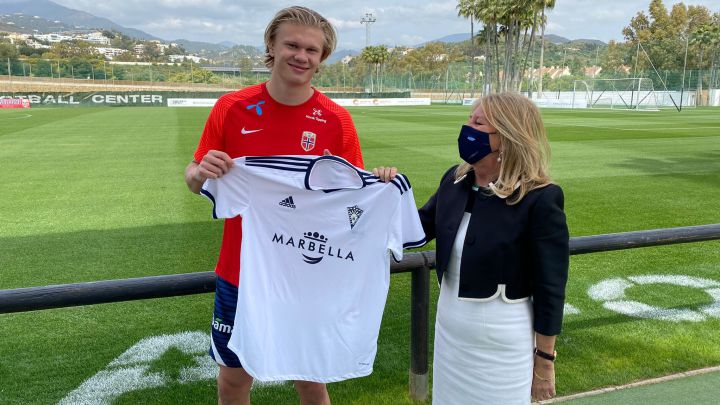 Erling Haaland sostiene la camiseta del Marbella acompañado de la alcaldesa de la ciudad malagueña, Ángeles Muñoz.