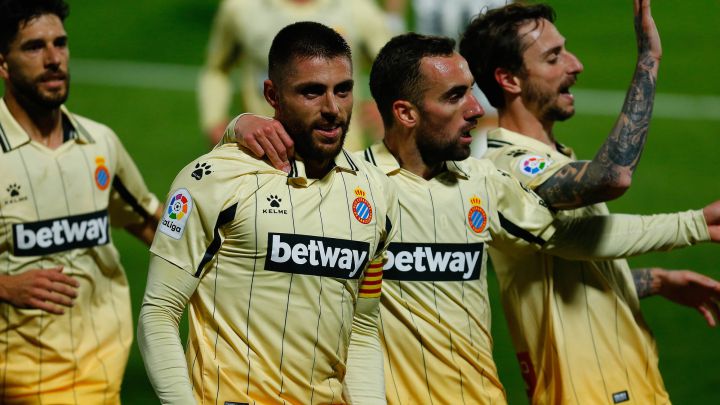 David López y Darder celebran uno de los goles.