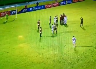 La graciosa trampa para distraer al portero en Uruguay