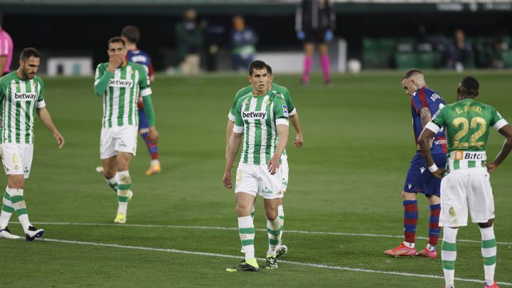 El defensa del Betis Aissa Mandi termina contrato en junio y a priori seguirá en Heliópolis pero una jugosa oferta del Inter de Milán le hace dudar.
