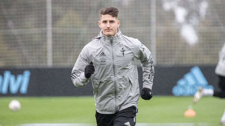 Miguel Baeza corre durante un entrenamiento del Celta en la ciudad deportiva del club vigués.