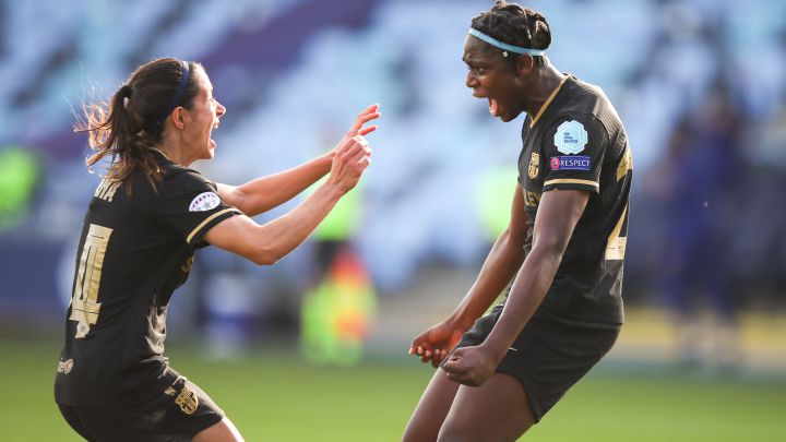 Oshoala y Aitana Bonmati, del Barça, en el partido de Champions ante el Manchester City.