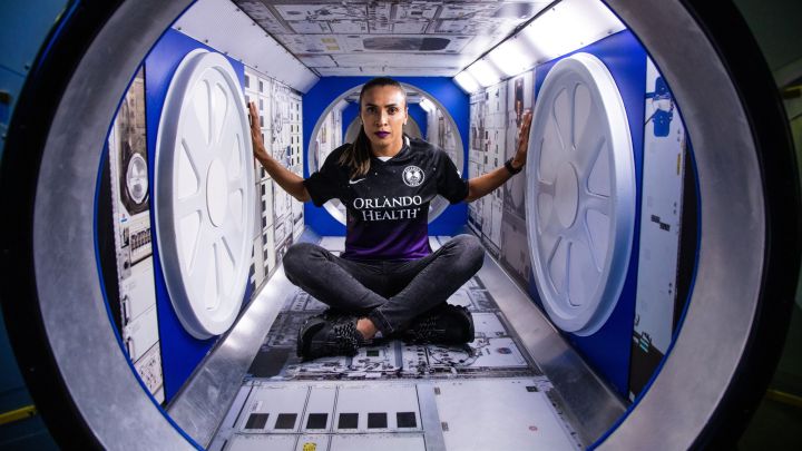 Marta, jugadora del Orlando Pride, en una nave espacial.