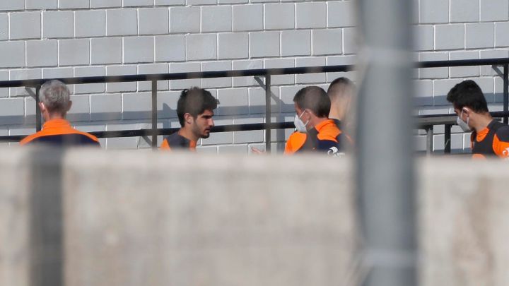 Guedes conversa con Javi Gracia.