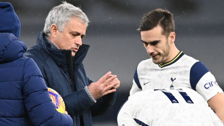Mourinho charla con Harry Winks, del Tottenham.