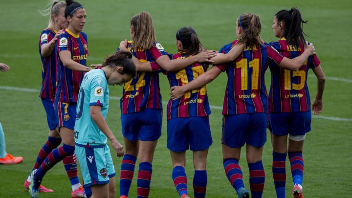 Jugadoras del Barça ante el Levante.