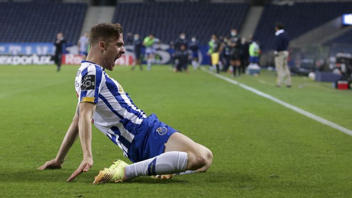 Toni Martínez celebra un gol con el Oporto