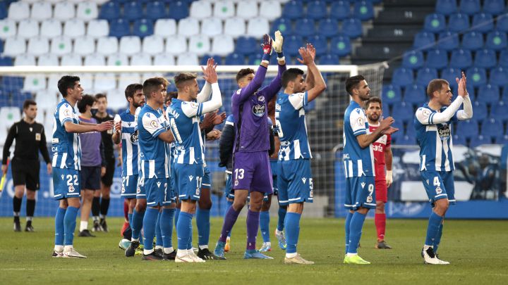 Los jugadores del Deportivo saluda en el partido ante el Marino