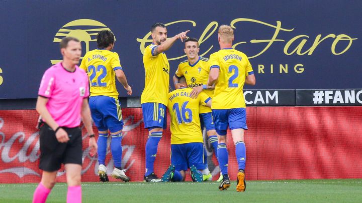 Los jugadores del Cádiz celebran un gol