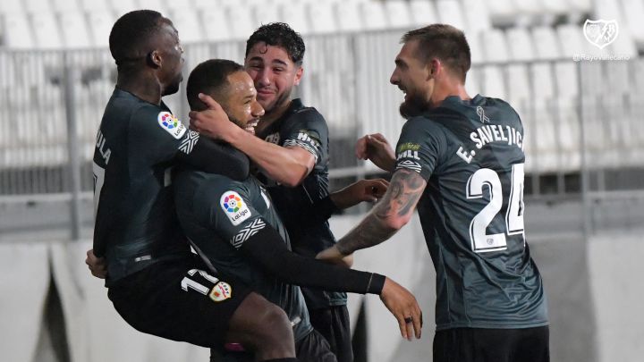 Advíncula, Comesaña y Saveljich celebran el gol con Bebé.