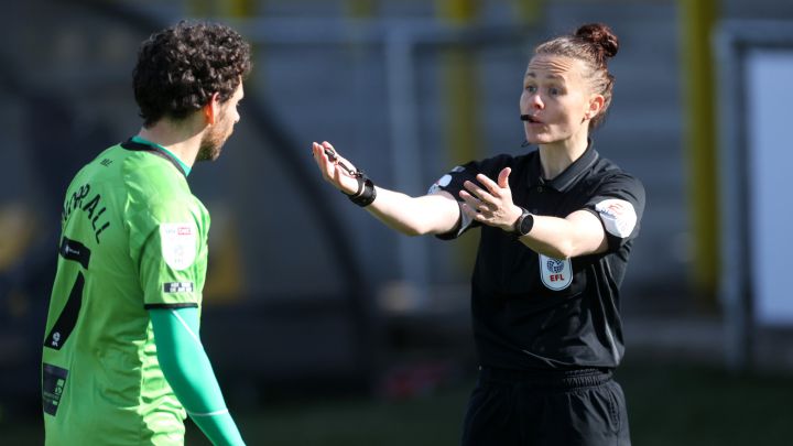La árbitra Rebecca Welch hace historia en el fútbol inglés