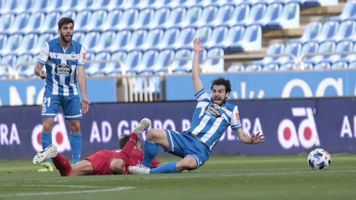 Lara, en el momento de sufrir el penalti ante el Marino.