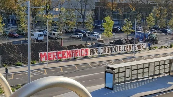 Pancarta junto a Mendizorroza: "Mercenarios. Arruinando el Centenario"