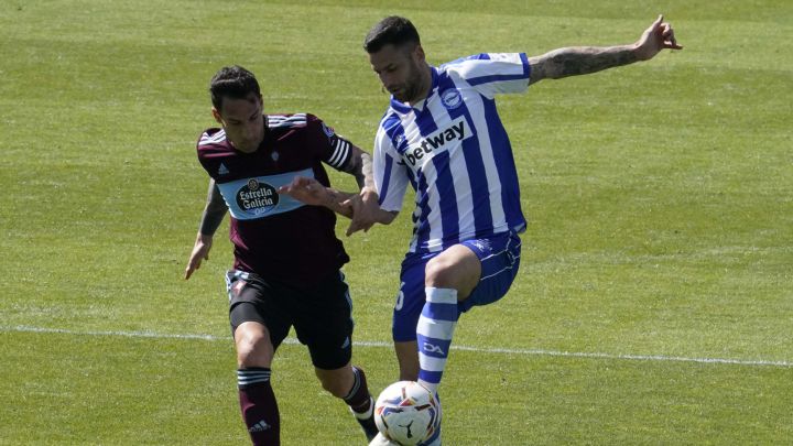 Hugo Mallo pugna con Edgar Méndez por el balón