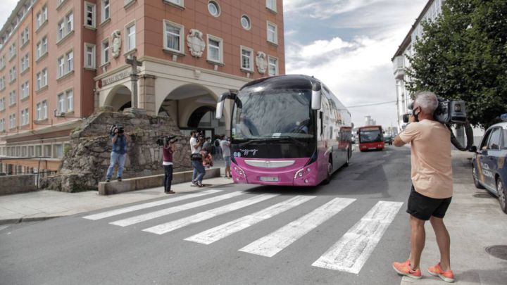La expedición del Fuenlabrada, abandonando A Coruña.