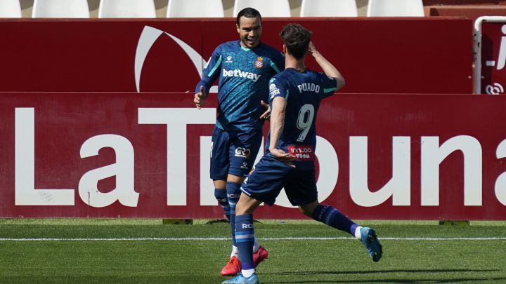 De Tomás celebra su primer gol con Puado.