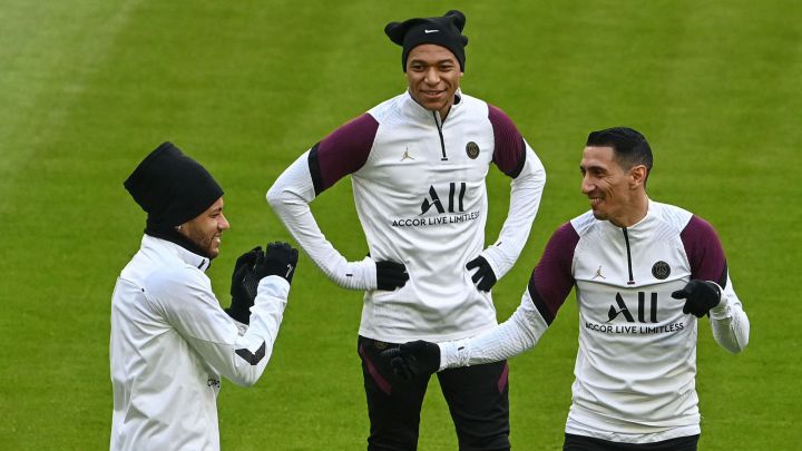 Han pasado 227 días desde aquella noche de verano en Lisboa. El Bayern de Múnich se alzaba con la primera orejona en tiempos de Pandemia tras imponerse por la mínima al PSG, rival con el que vuelve a verse las caras esta noche en el Allianz. Esta vez no se trata de una final, pero el choque entre alemanes y franceses sabe a mucho más que a una ida de cuartos. Sobre todo teniendo en cuenta que no hay favoritismos al pasar ambos conjuntos por un momento delicado que, eso sí, parece afectar algo más a los parisinos de Pochettino. Es un mar de dudas el PSG. Se acumulan los positivos por Covid (Verratti y Florenzi, aislados) y la derrota ante el Lille, la tercera consecutiva en el Parque de los Príncipes, supuso un nuevo varapalo en la Ligue 1. Sin embargo, el jugador que más preocupa es Neymar, recuperado ya de su lesión en el abductor, pero fuera de control como demostró su pésima actuación frente al Lille y su merecida expulsión (ya van tres esta temporada) por agredir a un rival. El brasileño quiere resarcirse en el frío de Múnich, donde se esperan temperaturas bajo cero cuando Mateu Lahoz pite el inico del choque. Juega a favor del PSG que, a diferencia del Bayern, sí puede contar con su estrella. Mbappé partirá de inicio y no podrá echar un pulso a Lewandowski, que también se perderá la vuelta debido a una lesión en la rodilla que contrajo durante el reciente parón internacional. Tampoco estará su susituto, Gnabry, por un resfriado. Choupo-Moting puede estrenarse como titular en Champions ante su ex equipo. Le sobran recursos al Bayern en ataque. El partidazo en la Bundesliga ante el Leipzig lo decidió Goretzka. Y bien sabrán en París que el pasado 23 de agosto tampoco fue Lewy el jugador que decidió la final. Andan avisados.