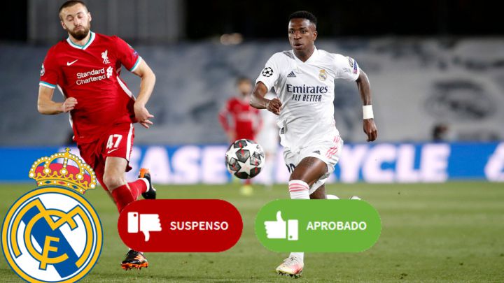 Vinicius corre en paralelo ante Philips en el Real Madrid-Liverpool de ida de cuartos de final de la Champions.