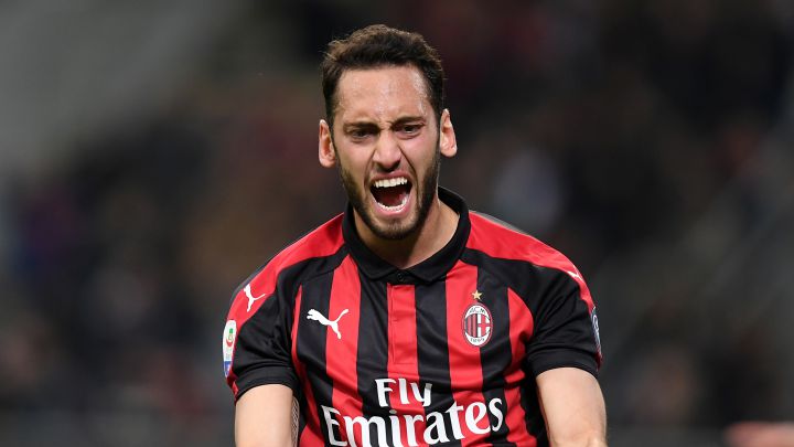 Hakan Calhanoglu, en un partido con el Milan.