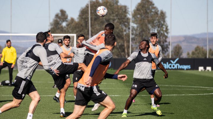 Jospeh Aidoo y José Fontán, entre otro jugadores del Celta, durante un entrenamiento.