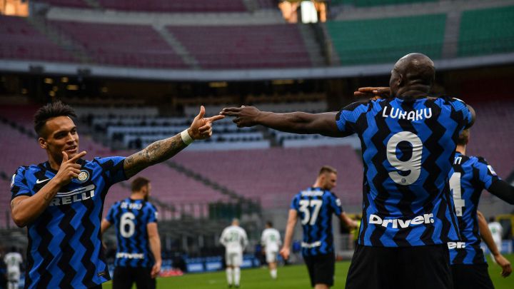 Lautaro y Lukaku celebran un gol en la victoria del Inter ante el Sassuolo.