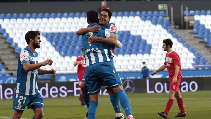 Raí Nascimento celebra con Miku un gol del Deportivo ante el Marino de Luanco