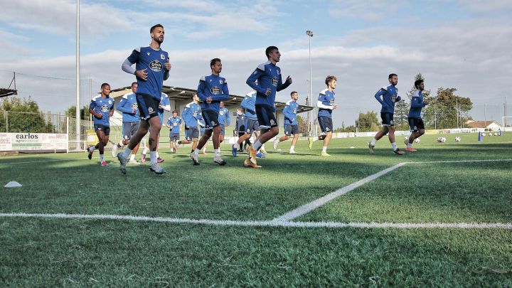 El Deportivo entrenándose en césped artificial