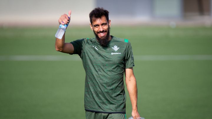 El Betis prepara el partido ante el Atlético de Madrid con las dudas de Borja Iglesias y Andrés Guardado. El gallego, fundamental, tiene más opciones.