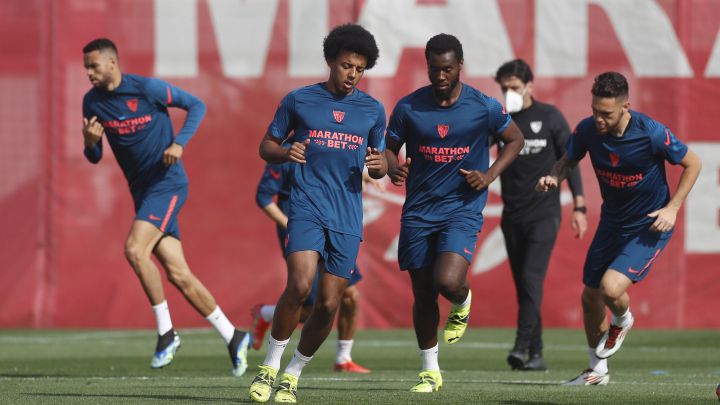Transfermarkt mete a los jugadores del Sevilla Jules Koundé y Youssef En Nesyri entre los que más se han revalorizado del mercado durante este 2021.