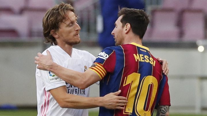 Luka Modric y Leo Messi en el Clásico Barcelona-Real Madrid de la primera vuelta en el Camp Nou.